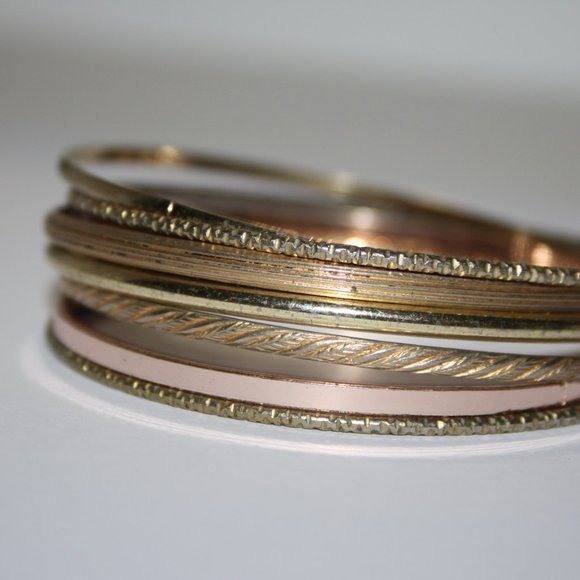 Beautiful set of gold and rose gold bangle bracelet set of 9 7" - Picture 3 of 4
